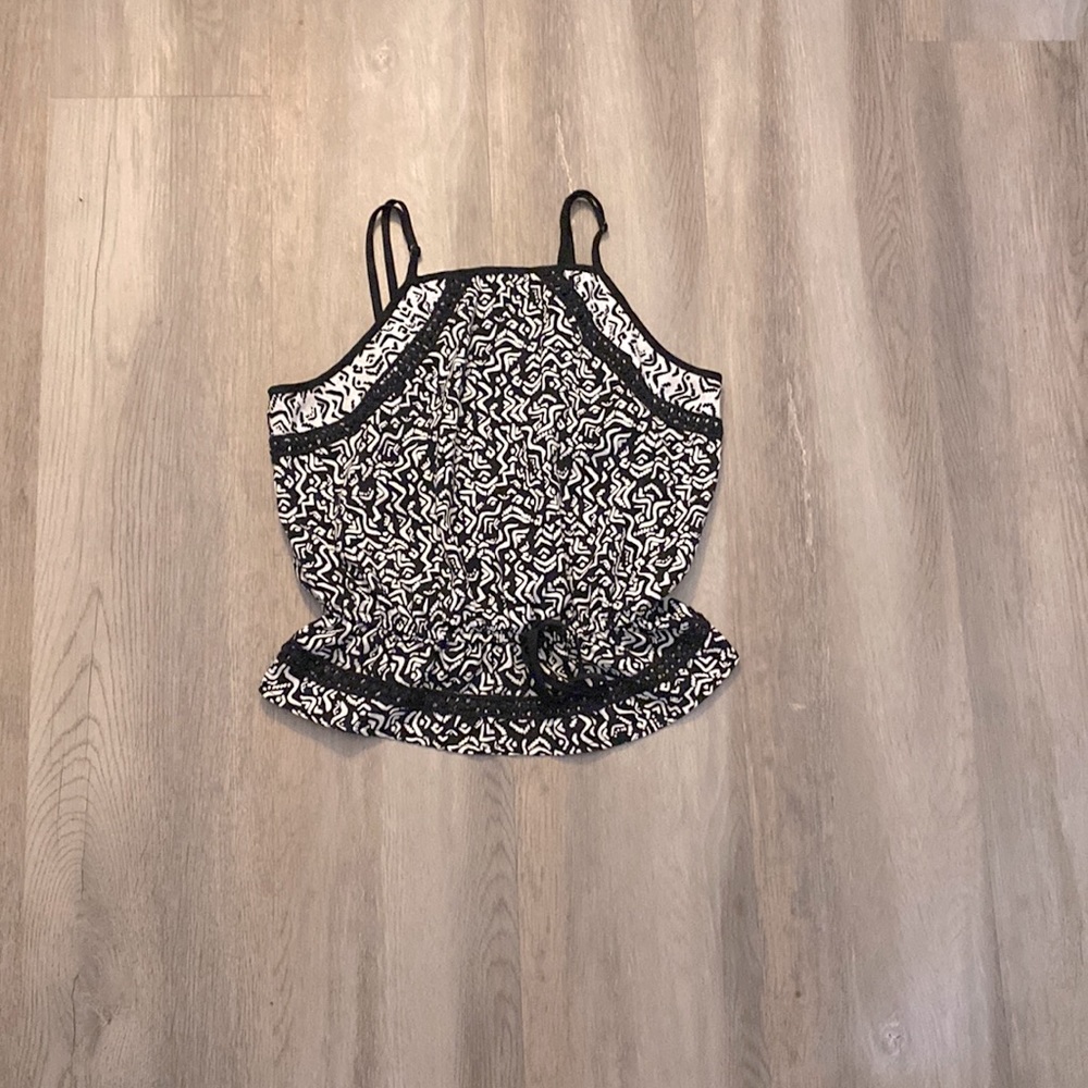 Patterned top flattering waist xhilaration
